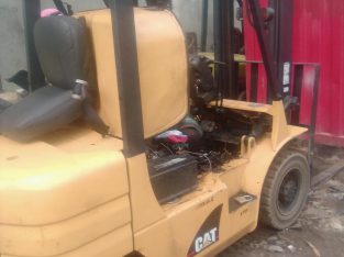 FOREIGN USED 2.5 TONS CAT FORKLIFT
